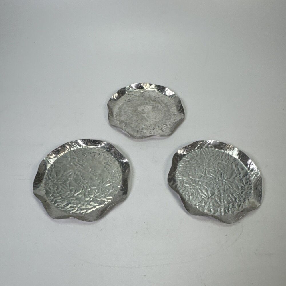 VTG 1950s Hammered Aluminum Set 3 Coasters Scalloped Rim Silver 4" Diameter MCM